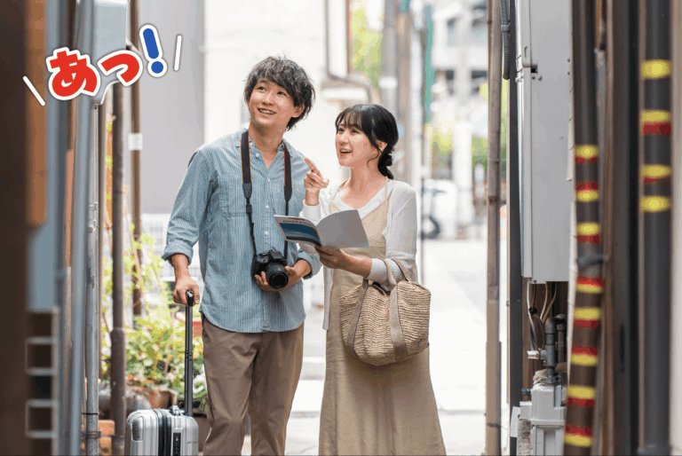 街中で謎解きしながら歩き回る男女。