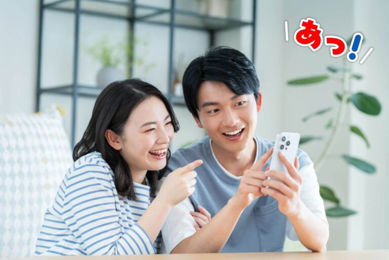 スマホでナゾトキを楽しむ男女