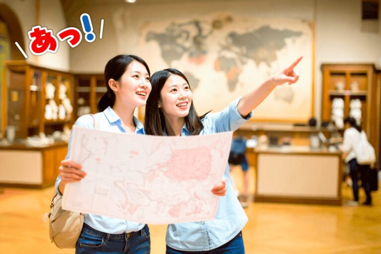 博物館で謎を解く女子学生2人