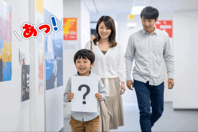 会社のファミリーイベントでナゾトキを楽しむ子供と見守る両親